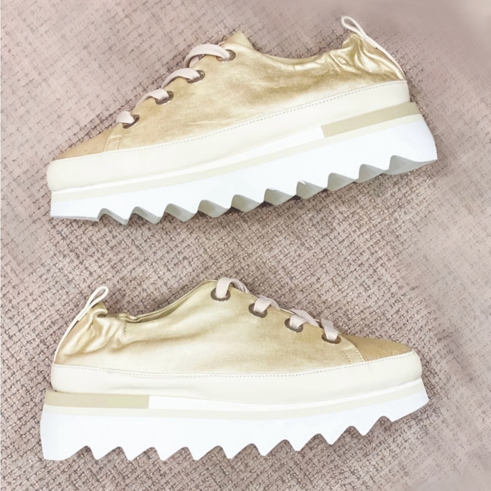 ✨Softwaves Liberty Lace Up Sneaker ✨